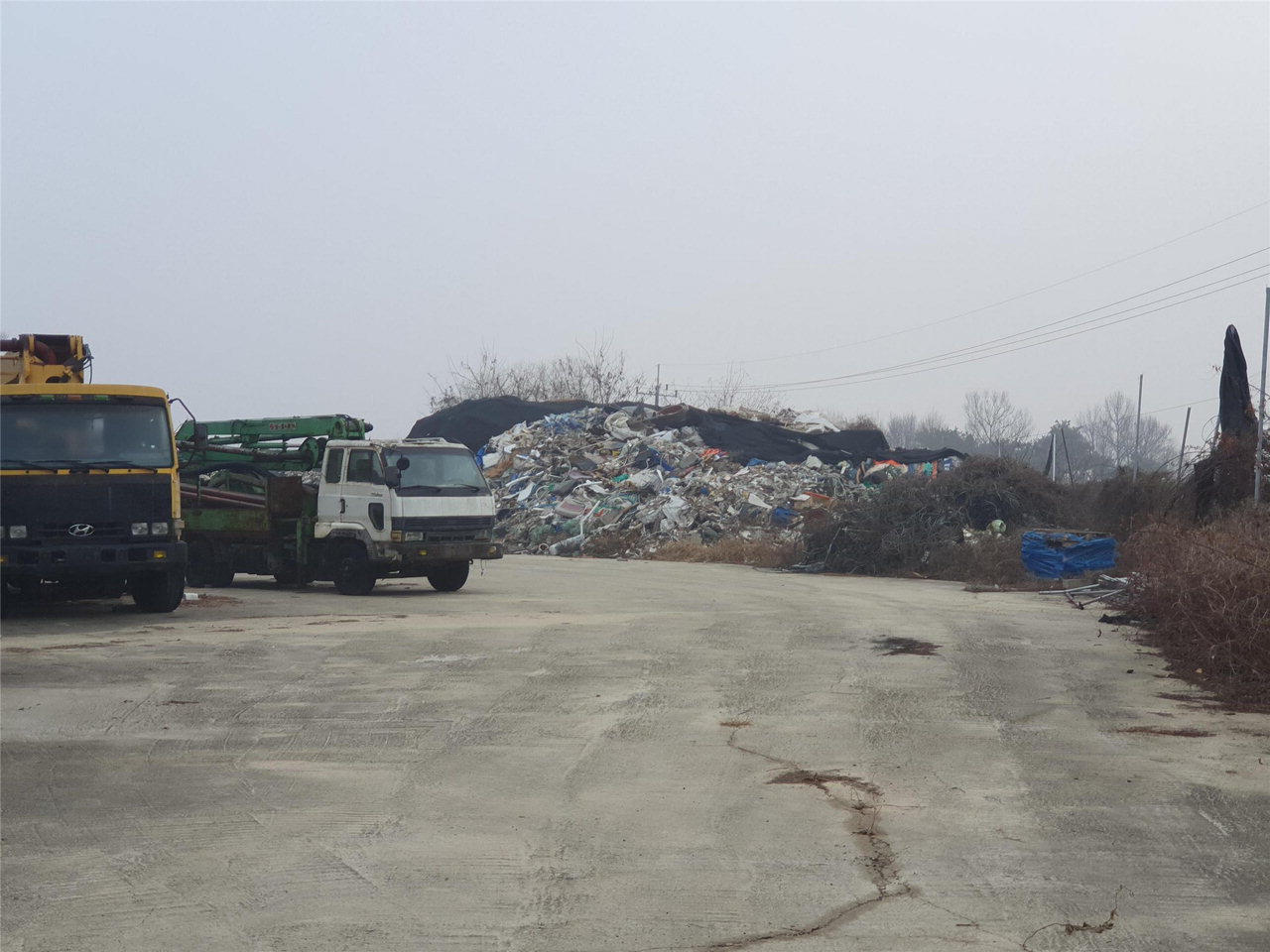 음성군 삼성면 대정리의 건설장비 차고지에 쌓여 있는 1만여톤의 쓰레기