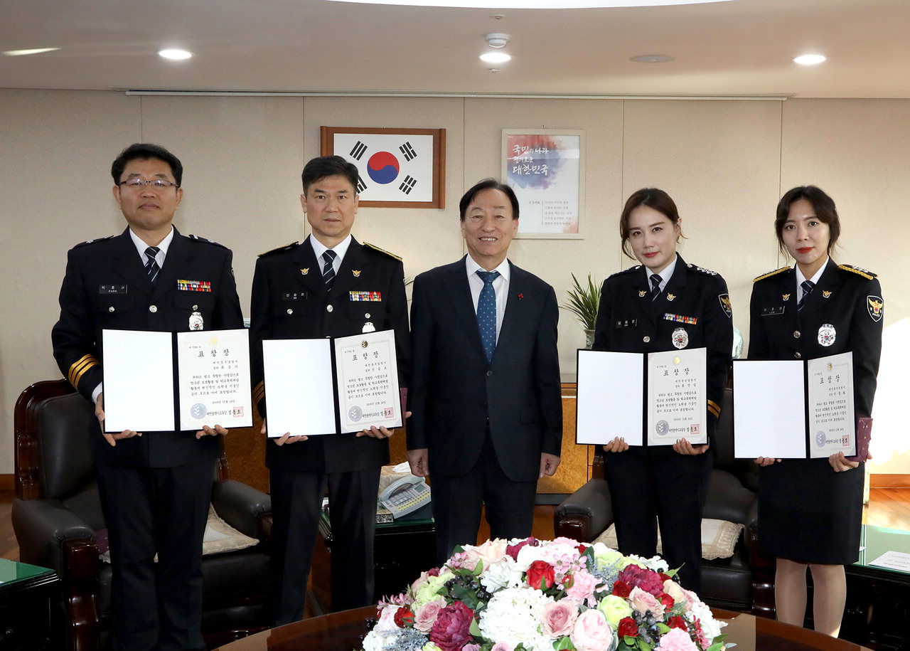 대전시교육청은 24일 학교폭력예방 유공 학교전담경찰관 4명에게 표창장을 수여했다. / 대전교육청 제공