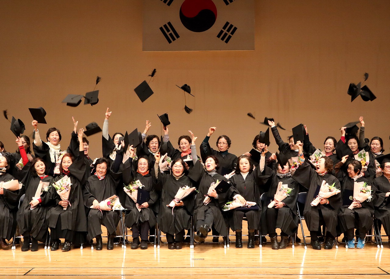 대전늘푸른학교 만학도들이 24일 평생학습관 어울림홀에서 열린 졸업식에서 기념사진을 촬영하고 있다. / 대전시교육청 제공