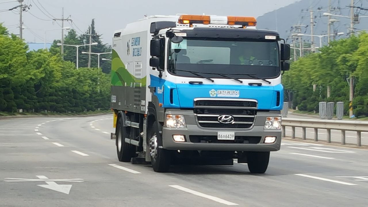 대전시는 올해 도로의 미세먼지를 줄이기 위해 분진흡입차를 운영해 초미세먼지 4.16t을 제거했다.