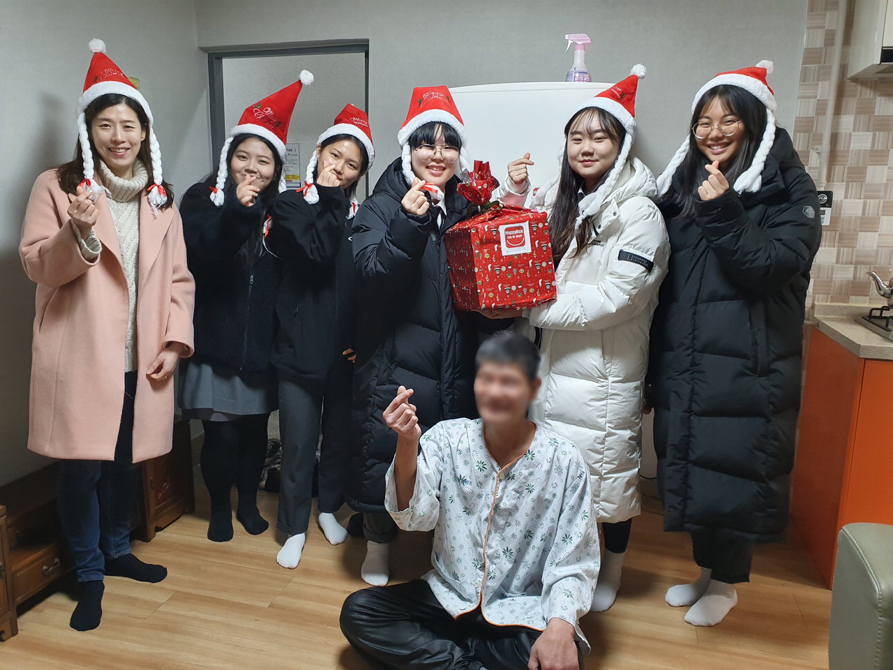 충북여자고등학교 2학년 학생 240명은 26일 청주시 서원구 모충동 저소득층 가구 2곳을 방문해 각각 30만원 상당의 크리스마스 선물을 전달했다.