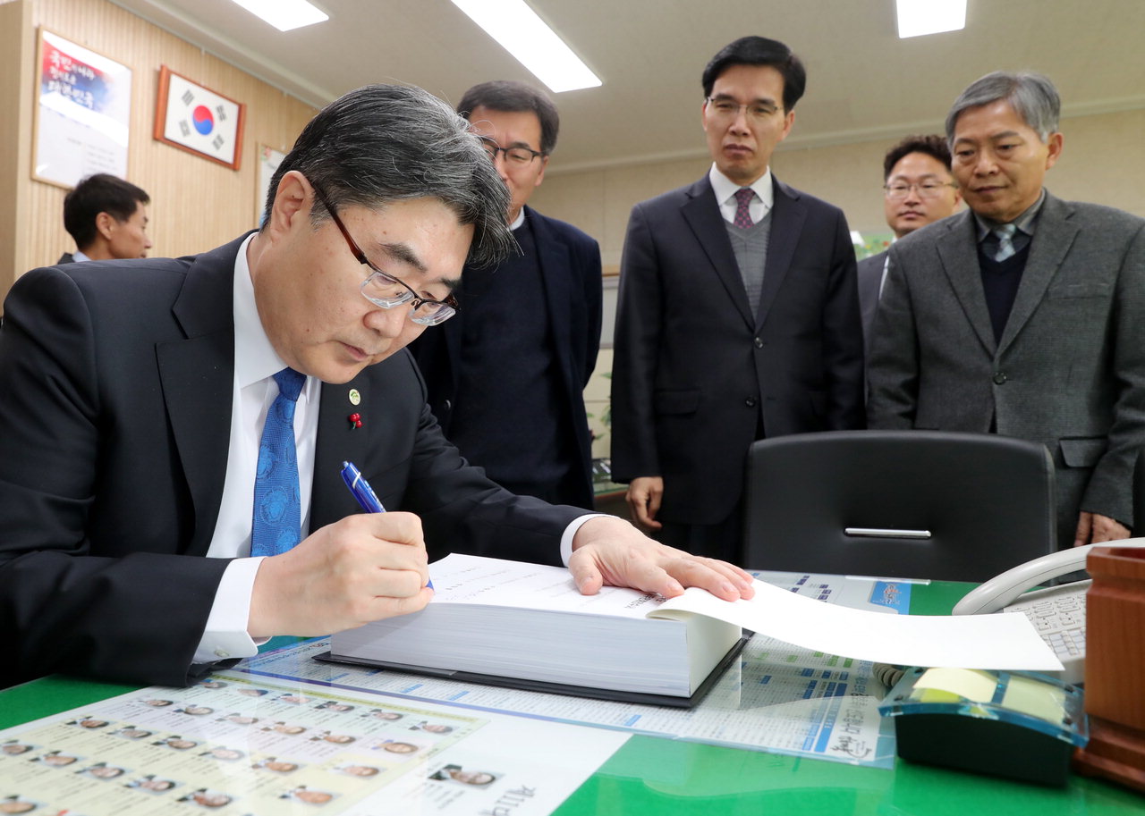 성일홍 충북도 경제부지사가 지난 27일 집무실에서 사무인계인수서에 서명하고 있다.