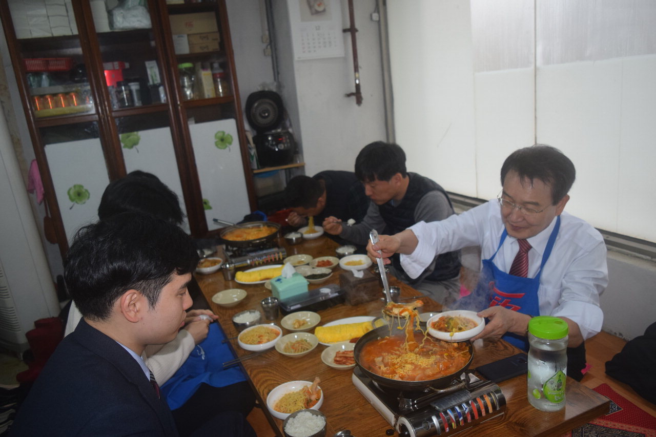 검소한 삶이 몸에 밴 변재일 의원(오른쪽)이 지난달 30일 의원실 직원들과 가장 많이 방문하는 국회 앞 김치찌개 집에서 오찬을 하고 있다.