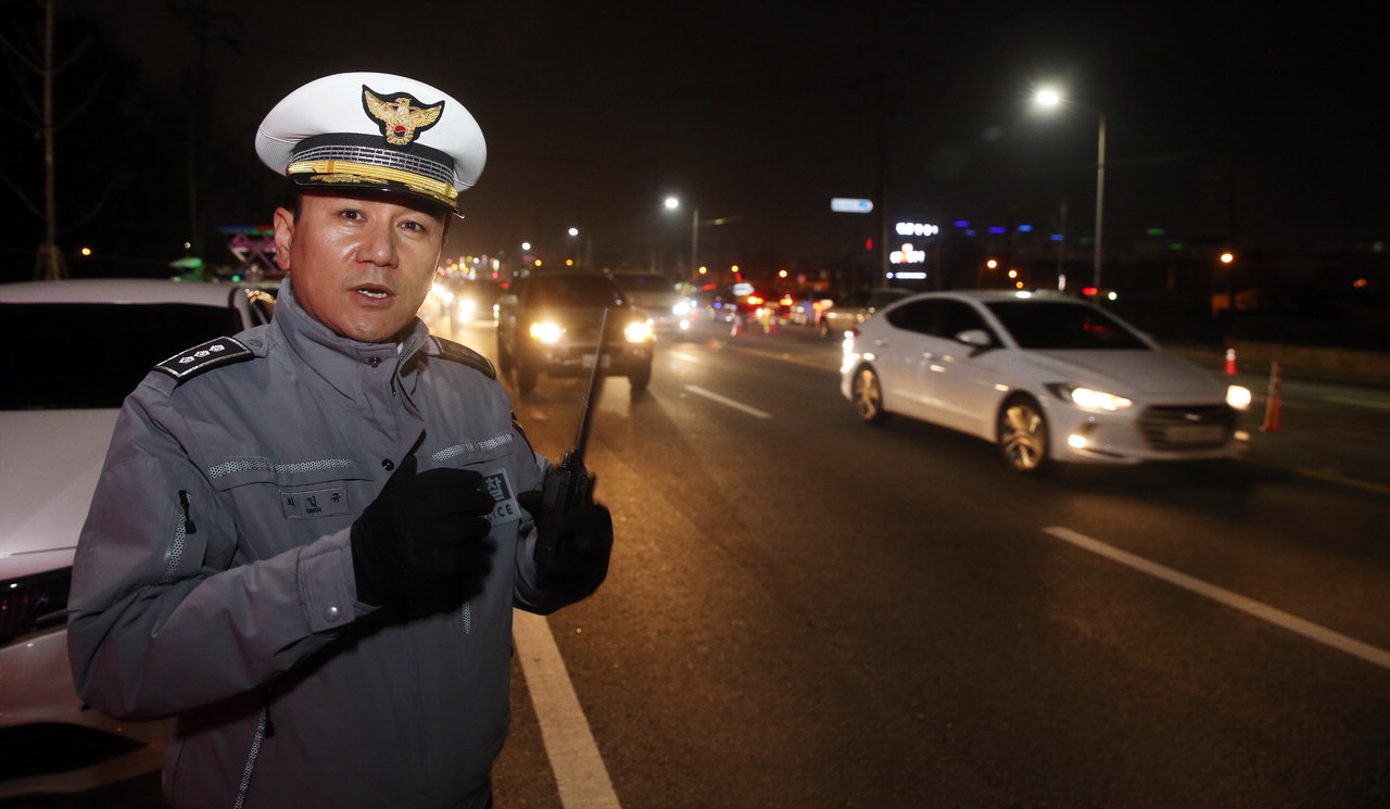 최인규 충북경찰청 교통안전계장이 음주운전 단속현장을 지휘하고 있다.