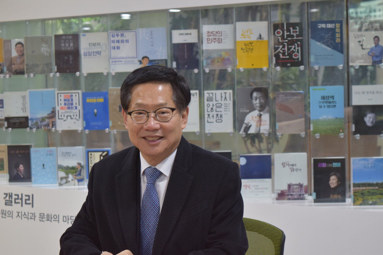 국회 의원회관 의원열람실을 방문한 오제세 의원이 빌릴 책들을 설명하고 있다.>사진/ 김홍민