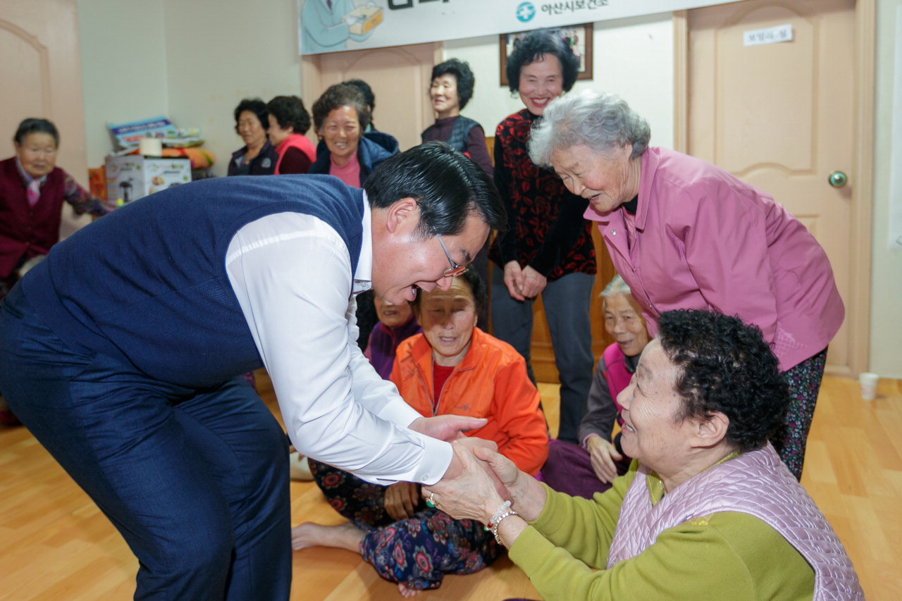 오세현 아산시장이 경로당 어르신들과 인사를 나누고 있다