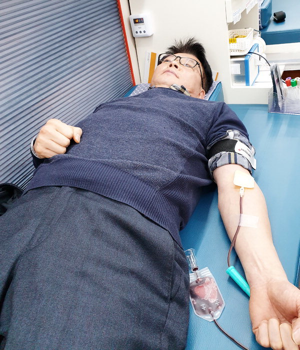 유지원 아산시 기획경제국장이 헌혈을 하고 있다.