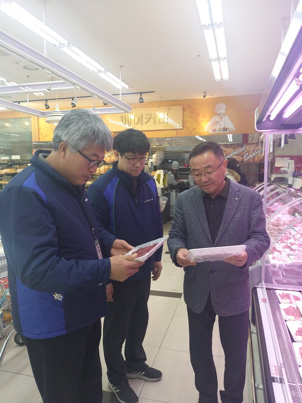 오희균 농협 영동군지부장이 14일 영동농협 하나로마트 매장에서 식품안전 점검을 하고 있다. / 농협영동군지부 제공