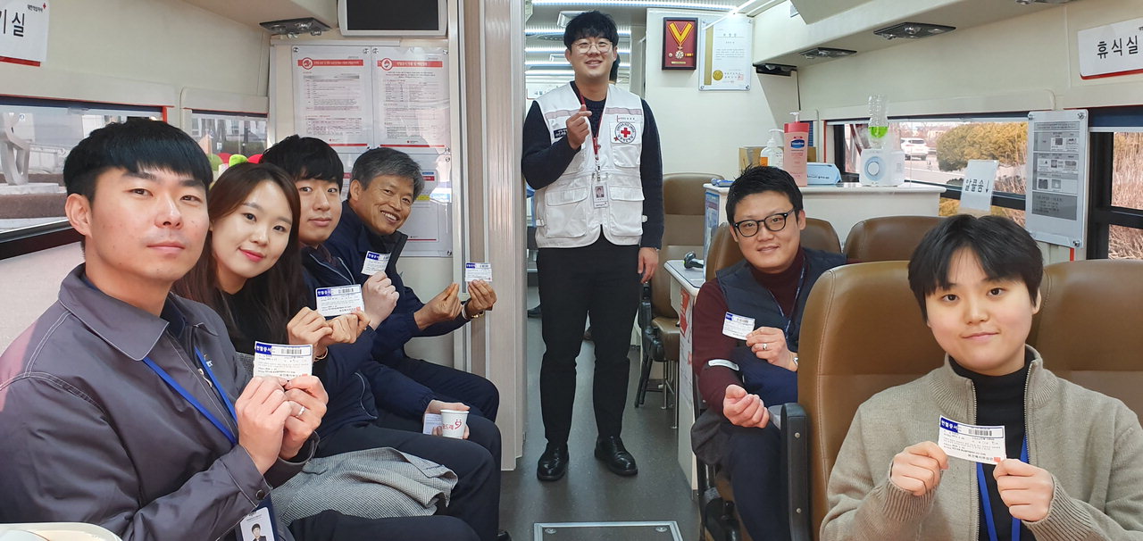 대전도시철도공사 임직원은 14일 본사와 판암차량기지에서 '사랑의 헌혈 행사'를 가졌다. / 대전도시철도공사 제공