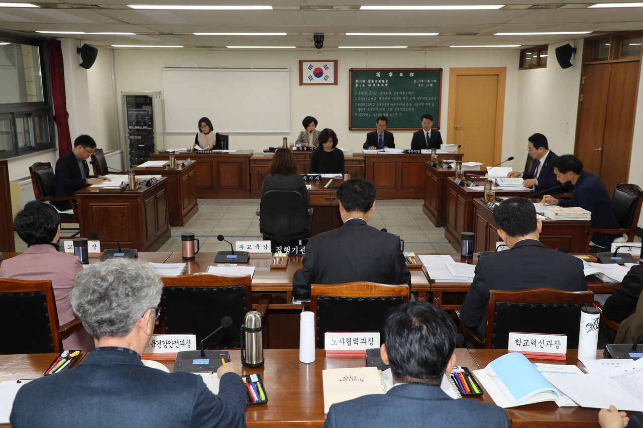 충북도의회 교육위원회는 15일 제378회 임시회 제1차 교육위원회를 열고 충북도교육청 소관 2020년도 주요업무계획에 대해 청취했다.