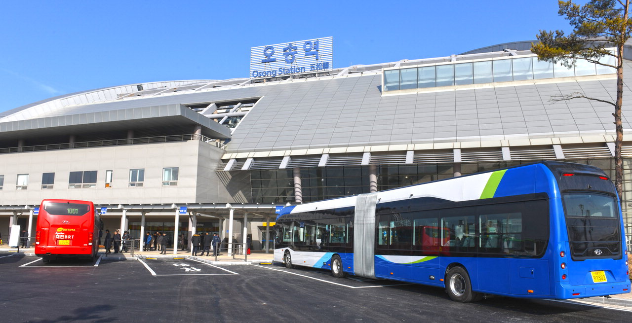KTX 오송역 서부광장 앞에 운행 방면별로 승·하차장을 조성한 버스환승센터가 16일 본격적으로 운영에 들어간 가운데 승객들이 버스 환승 승차장에서 버스를 이용하고 있다. / 김용수