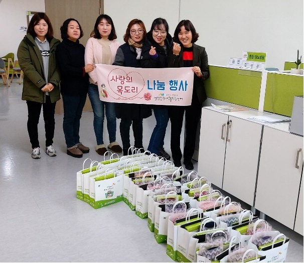 천안시 성정건강생활지원센터가 지난 16일 성정1·2동 지역 홀몸어르신 20명을 찾아 직접 만든 목도리와 생활용품을 나누고 있다./천안시 제공