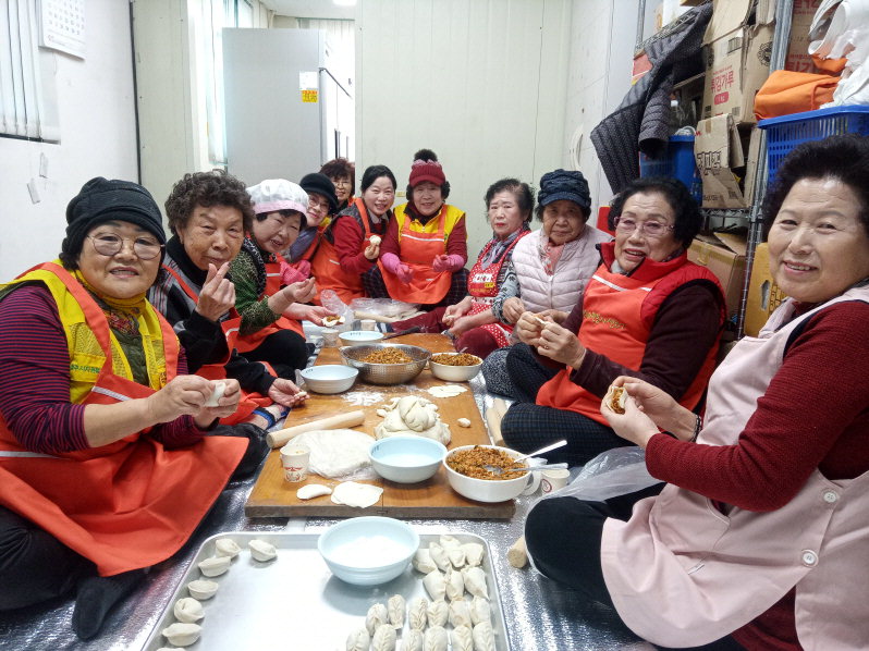 청주시 서원구 사직2동 자원봉사대(회장 배정자)는 설 명절을 맞아 지난 17일 독거노인 25세대에 직접 만든 떡과 만두를 전달했다.