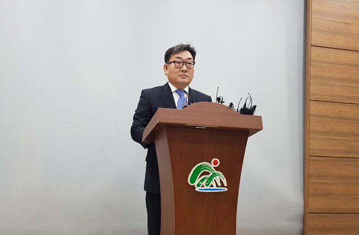 이규석 전 자유한국당 충북도당 사무처장이 20일 충북도청에서 출마 기자회견을 하고 있다.