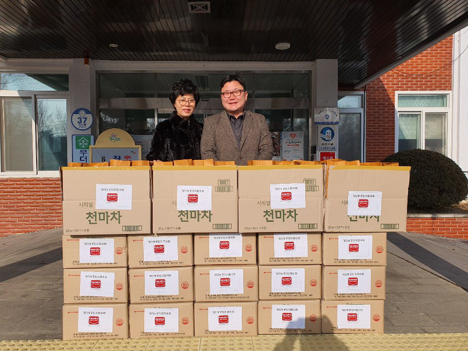 김영숙(왼쪽) 장안면장과 김창욱 회장이 기탁식을 갖고 기념촬영을 하고 있다. / 보은군 제공