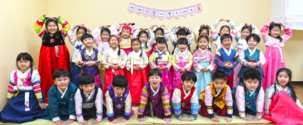 민족고유의 명절인 설을 앞둔 22일 청주시 서원구청어린이집 아이들이 한복을 곱게 차려입고 세배를 올리고 있다. / 김용수