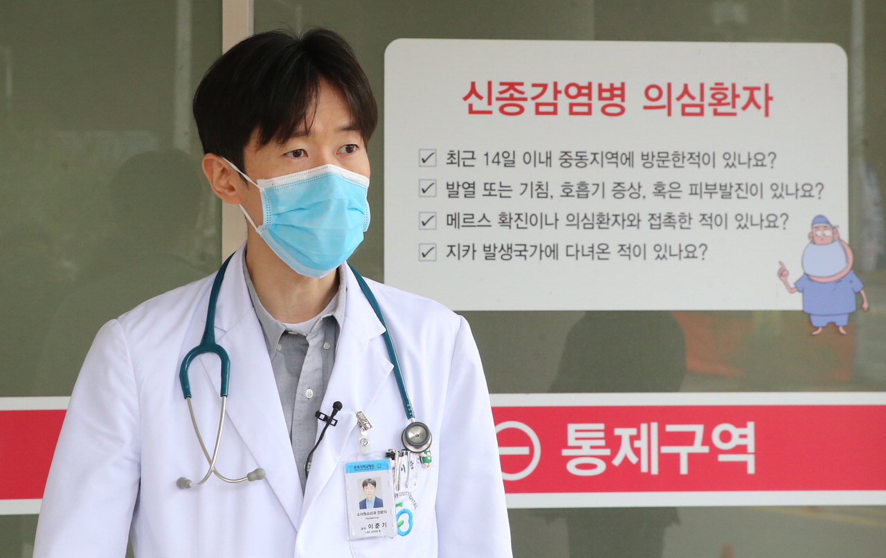 28일 충북대병원을 방문한 사람들이 우한폐렴 확산 방지를 위해 병원에서 제공한 마스크를 착용하고 있다. /신동빈