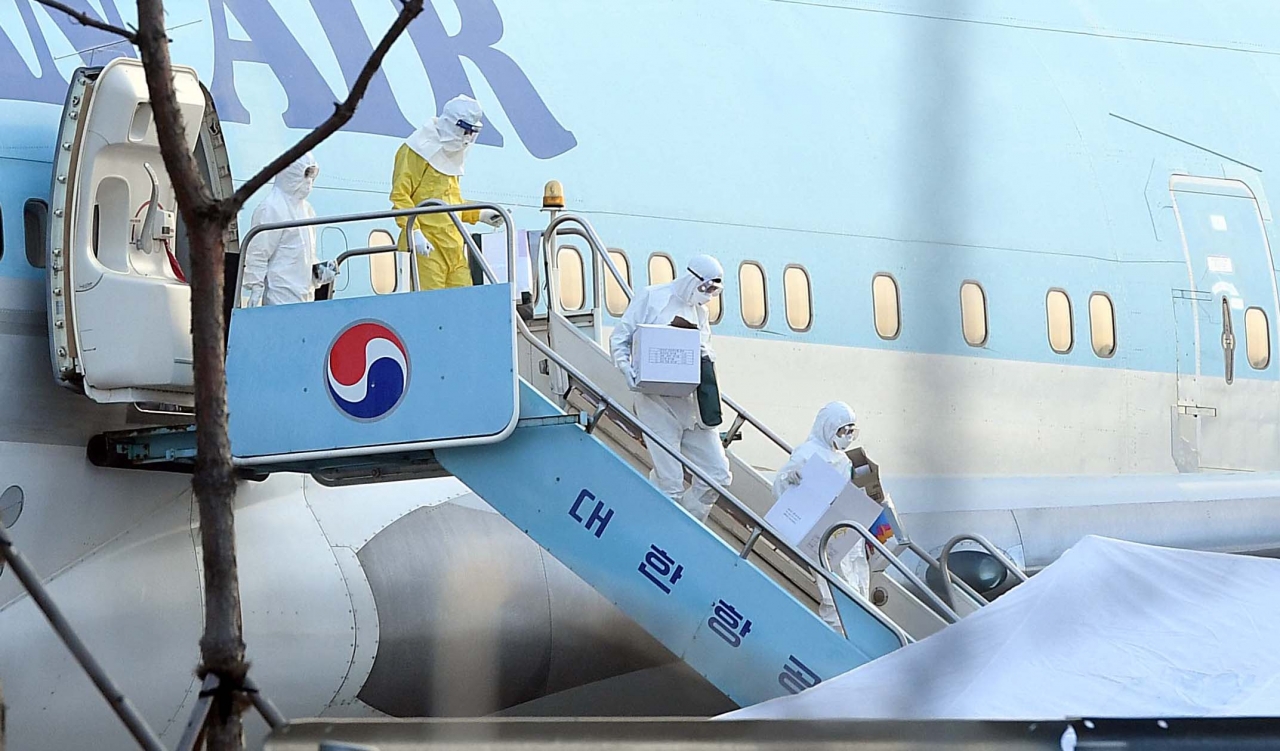 중국 우한 교민 이송 관계자들이 31일 오전 김포공항에 착륙한&nbsp;전세기에서 내리고 있다. /연합뉴스<br>