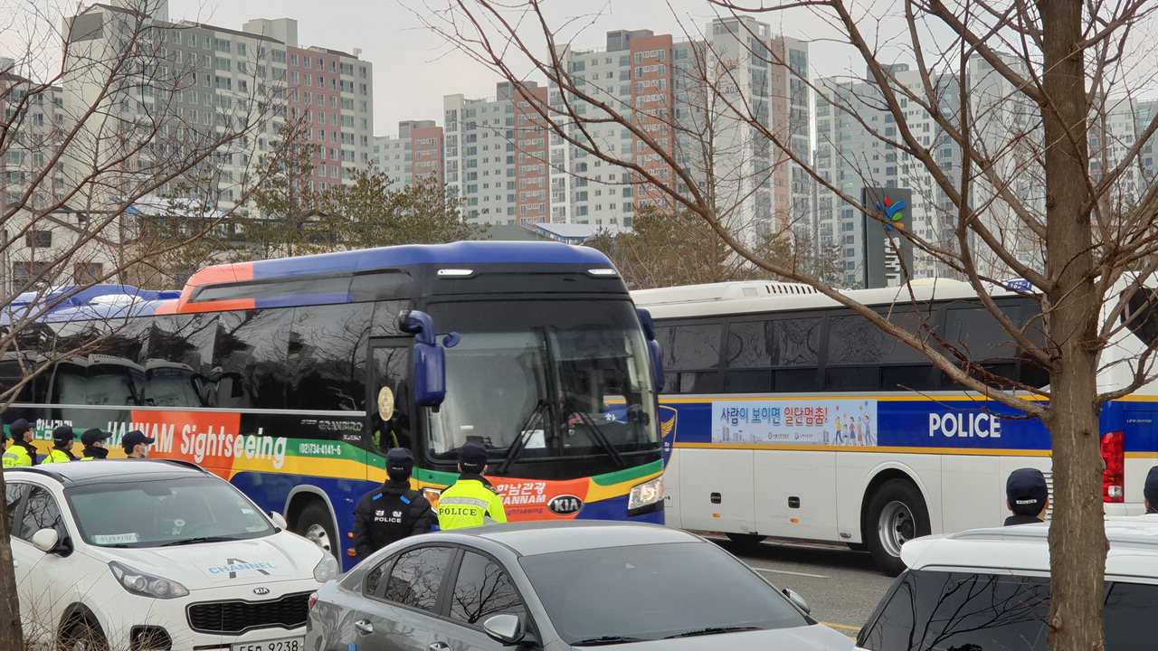 우한 교민을 태운 차량들이 31일 오후 1시 20분쯤 진천 국가공무원 인재개발원 입구로 들어서고 있다. / 송창희