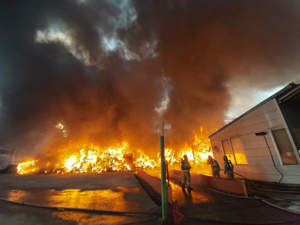31일 오후 4시 20분께 청주시 옥산면 수락리의 한 폐기물처리공장에서 화재가 발생했다. 소방당국은 소방헬기와 펌프차 22대, 인력 50여 명을 동원해 진화작업을 벌이고 있다.