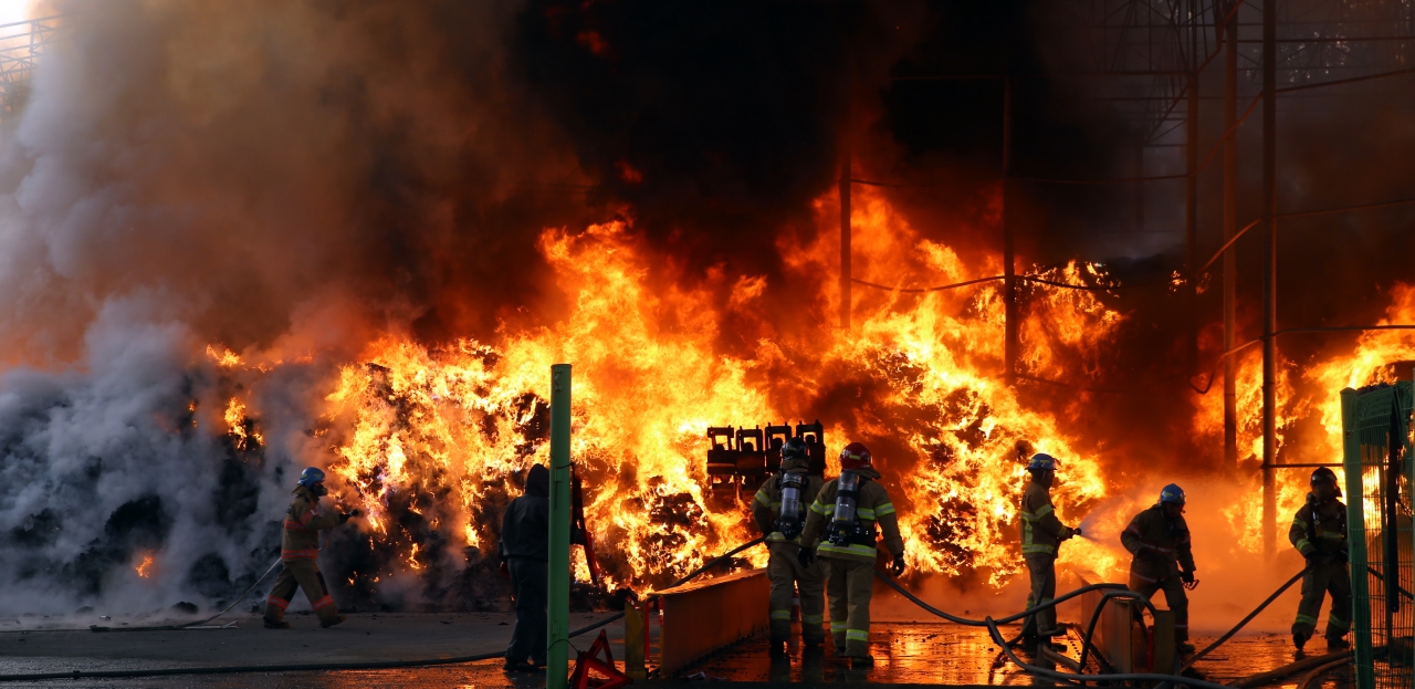 31일 오후 4시 20분께 청주시 옥산면 수락리의 한 폐기물처리공장에서 화재가 발생한 가운데 출동한 소방대원 50여명이 불길 속에서 화마와 사투를 벌이고 있다. /신동빈