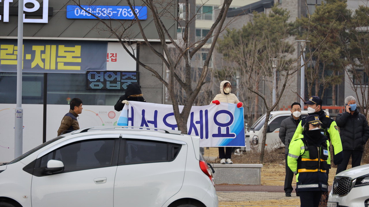 31일 오후 충북혁신도시 주민이 중국 우한 교민이 도착하는 진천 국가공무원 인재개발원 입구에 '어서오세요'라는 플래카드를 걸고 있다.<br>