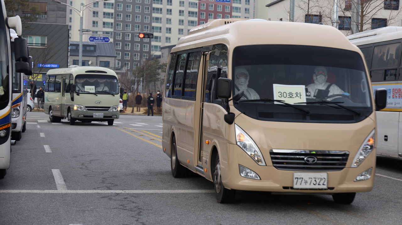 중국 우한 교민 156명을 태운 차량 16대가 31일 오후 진천 국가공무원 인재개발원으로 줄지어 들어가고 있다.<br>