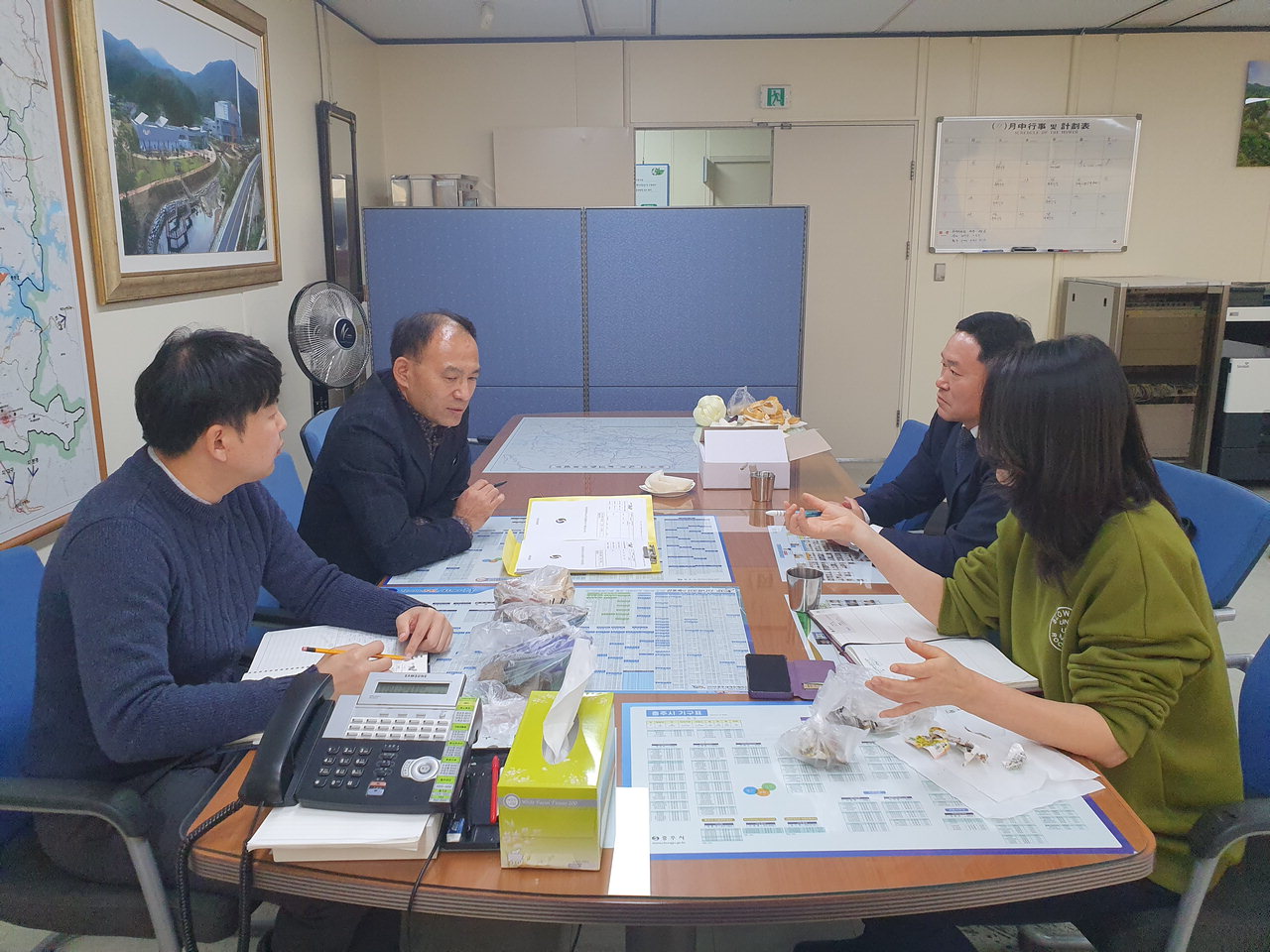 김덕철 팀장이 팀원들과 함께 불법쓰레기 근절을 위한 회의를 하고 있다.