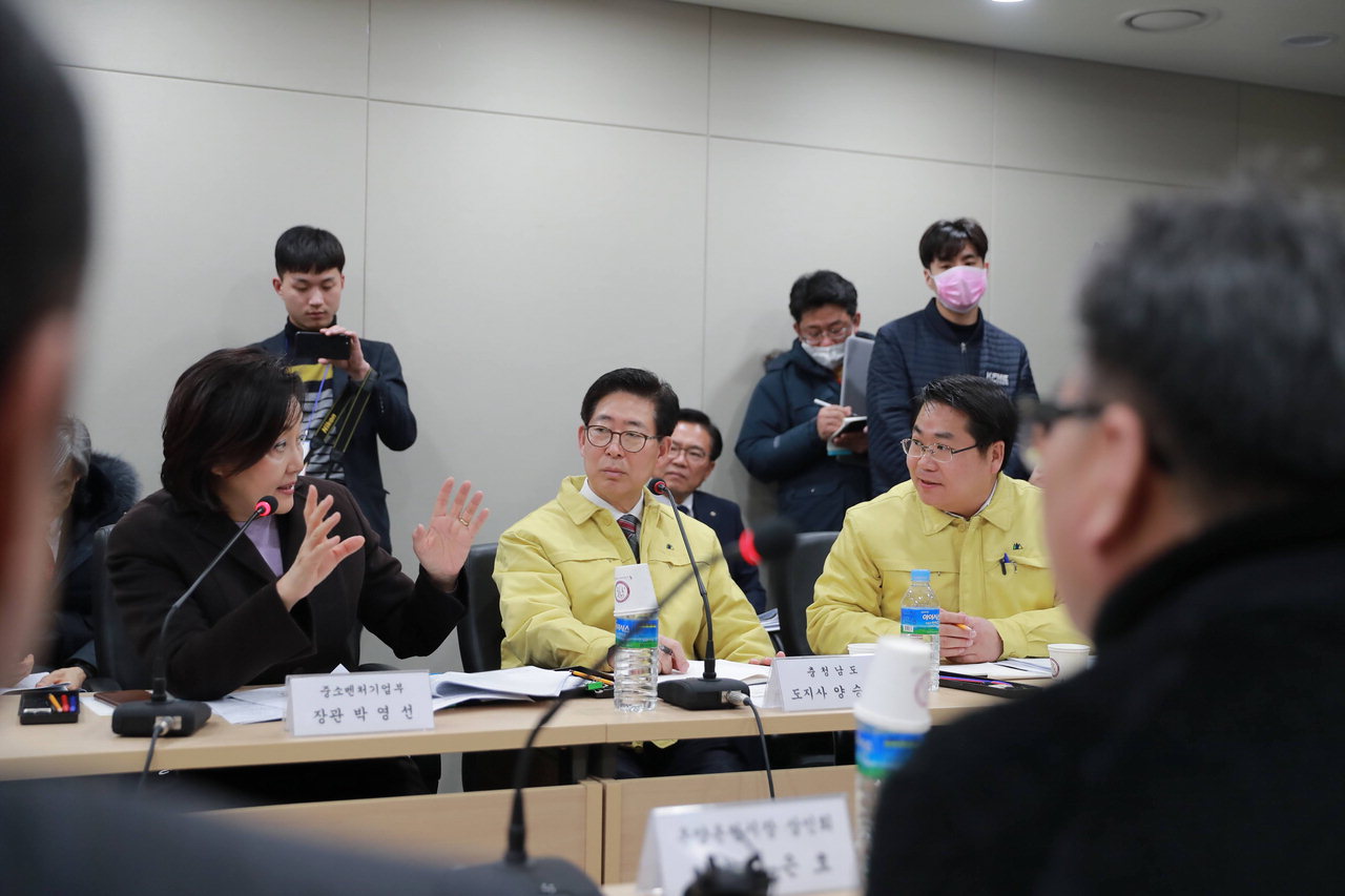 오세현 아산시장과 박영선 중소벤처기업부 장관이 온양온천시장을 방문해 지역경제를 점검하고 있다.