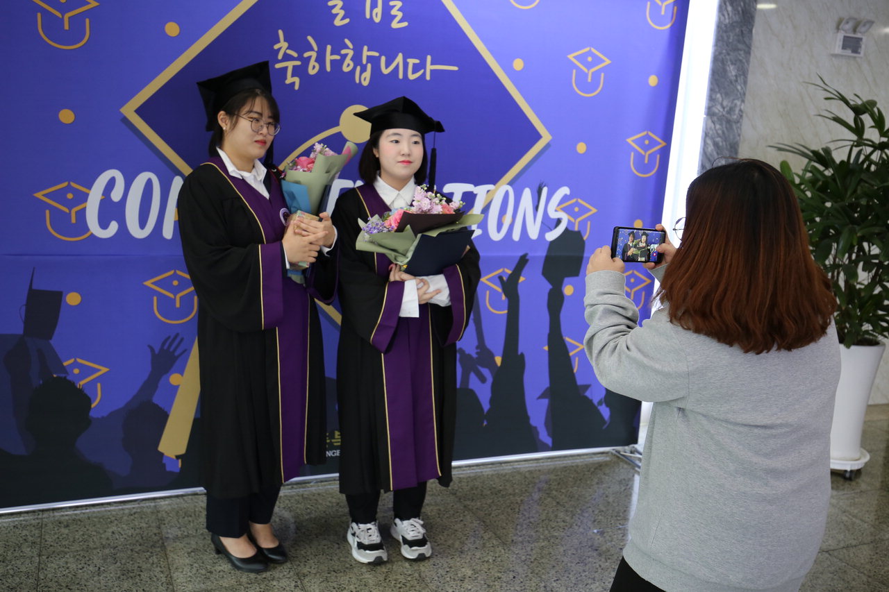 학위수여식이 취소된 충북도립대학교 졸업생들이 포토존에서 사진촬영을 하고 있다. / 충북도립대학교 제공