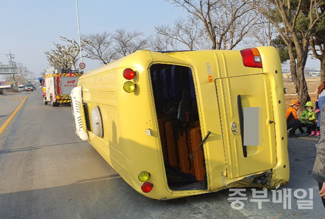 14일 오후 3시 51분께 청주시 청원구의 한 사거리에서 A씨가 몰던 1톤 화물차가 어린이집 미니버스를 들이받는 사고가 발생해 버스에 타고 있던 원생 20여명이 다쳤다.