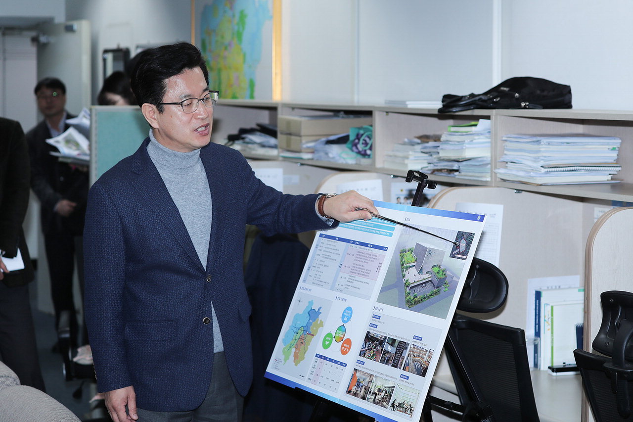 허태정 대전시장이 14일 시청 기자실에서 브리핑을 열고 제2시립도서관 건설 계획을 밝히고 있다. / 대전시 제공