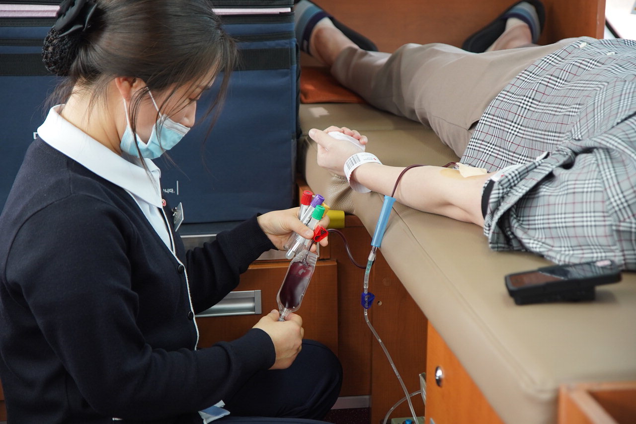 오송재단 임직원들이 헌혈버스에서 헌혈을 하고 있다. / 오송재단 제공