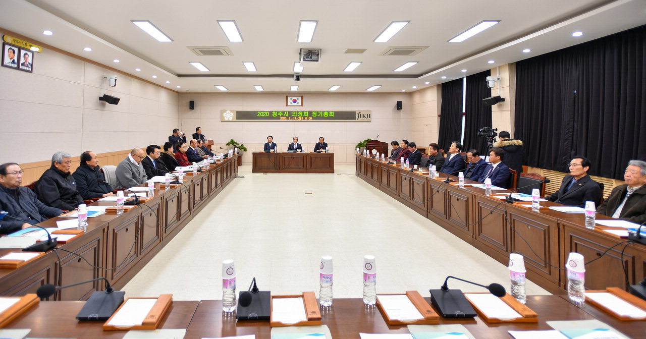 청주시 의정회(회장 박재수)는 17일 시의회 특별위원회 회의실에서 정기총회를 개최했다