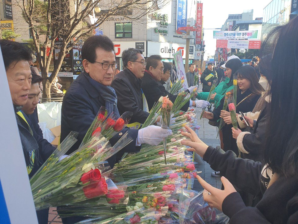 충북농협은 18일 이시종 지사와 농협 직원 등 30여명이 참석한 가운데 성안길에서 시민들에게 꽃을 나눠주며 소비촉진운동을 전개했다. /충북농협 제공