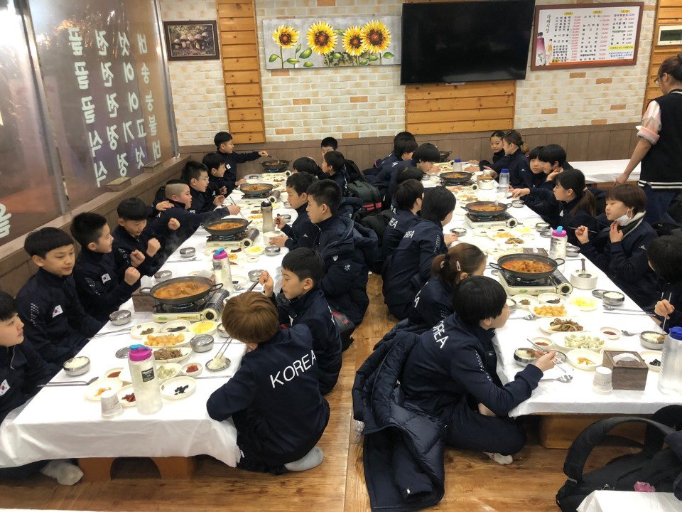 겨울 훈련을 위해 보은군을 방문한 동계 탁구꿈나무 선수단이 식사를 하고 있다. / 보은군 제공