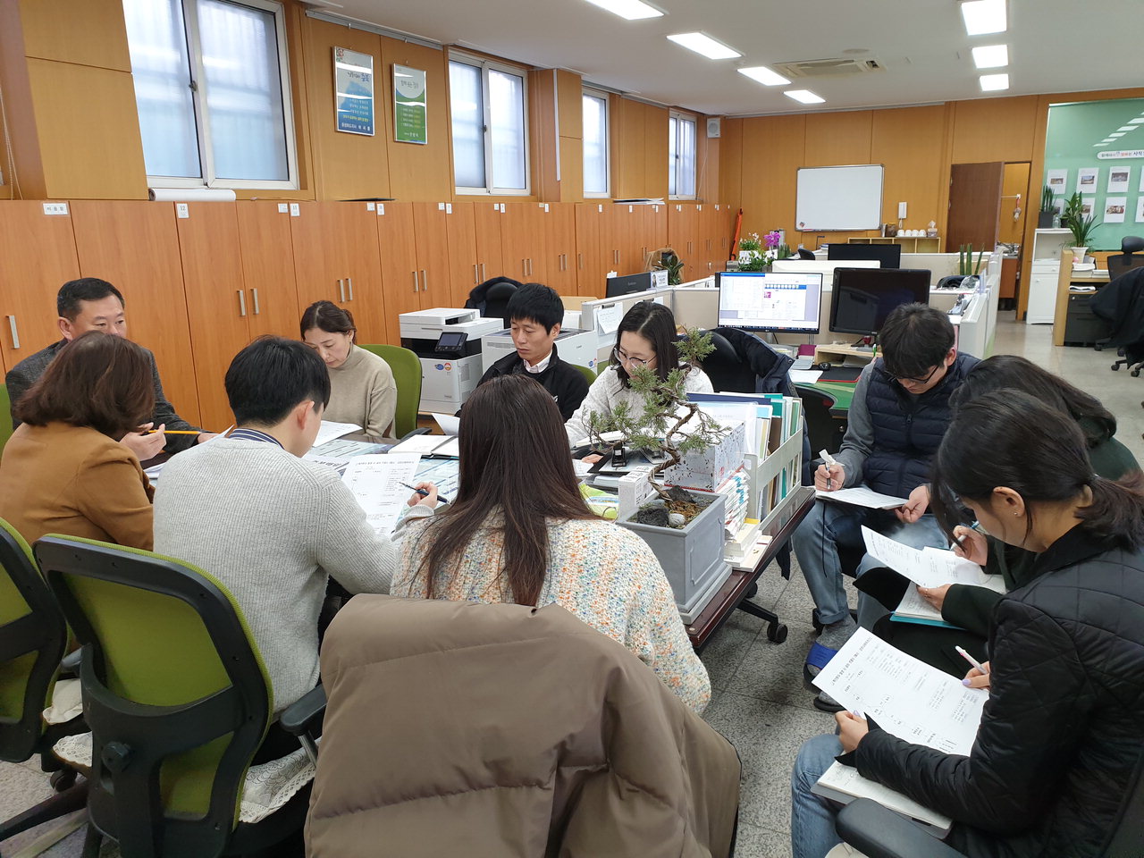 청주시 서원구 사직1동(동장 안정식)은 20일 전 직원들을 대상으로 코로나19 감염 확산방지를 위한 선제적 대응 회의를 개최했다.