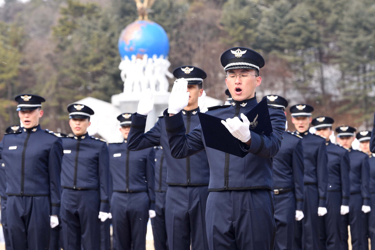 7일 공군사관학교에서 진행된 72기 사관생도 입학식에서 신입생도들이 입학 신고를 하고 있다.
