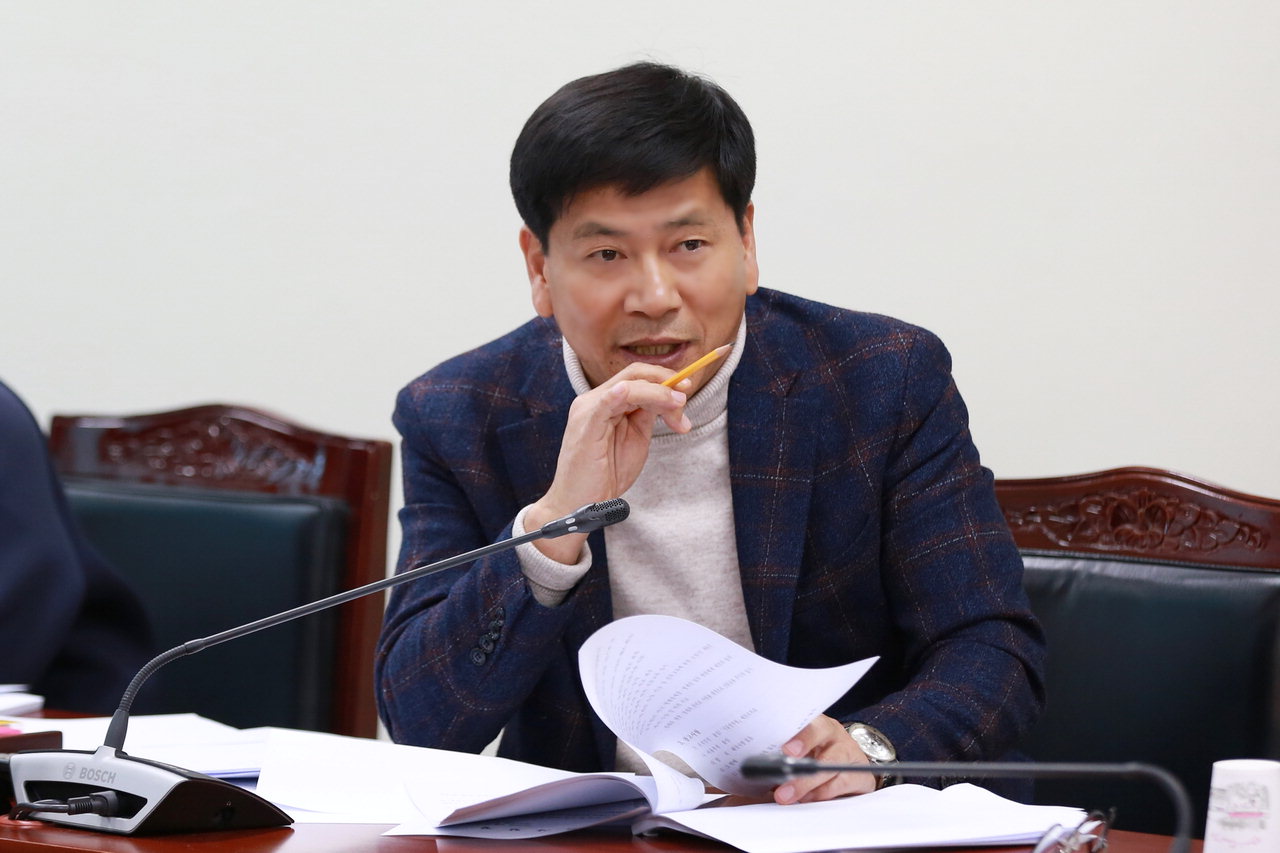 전남수 아산시의원이 기획행정위원회에서 '아산시 적극행정 운영 조례안'에 대해 제안 설명하고 있다