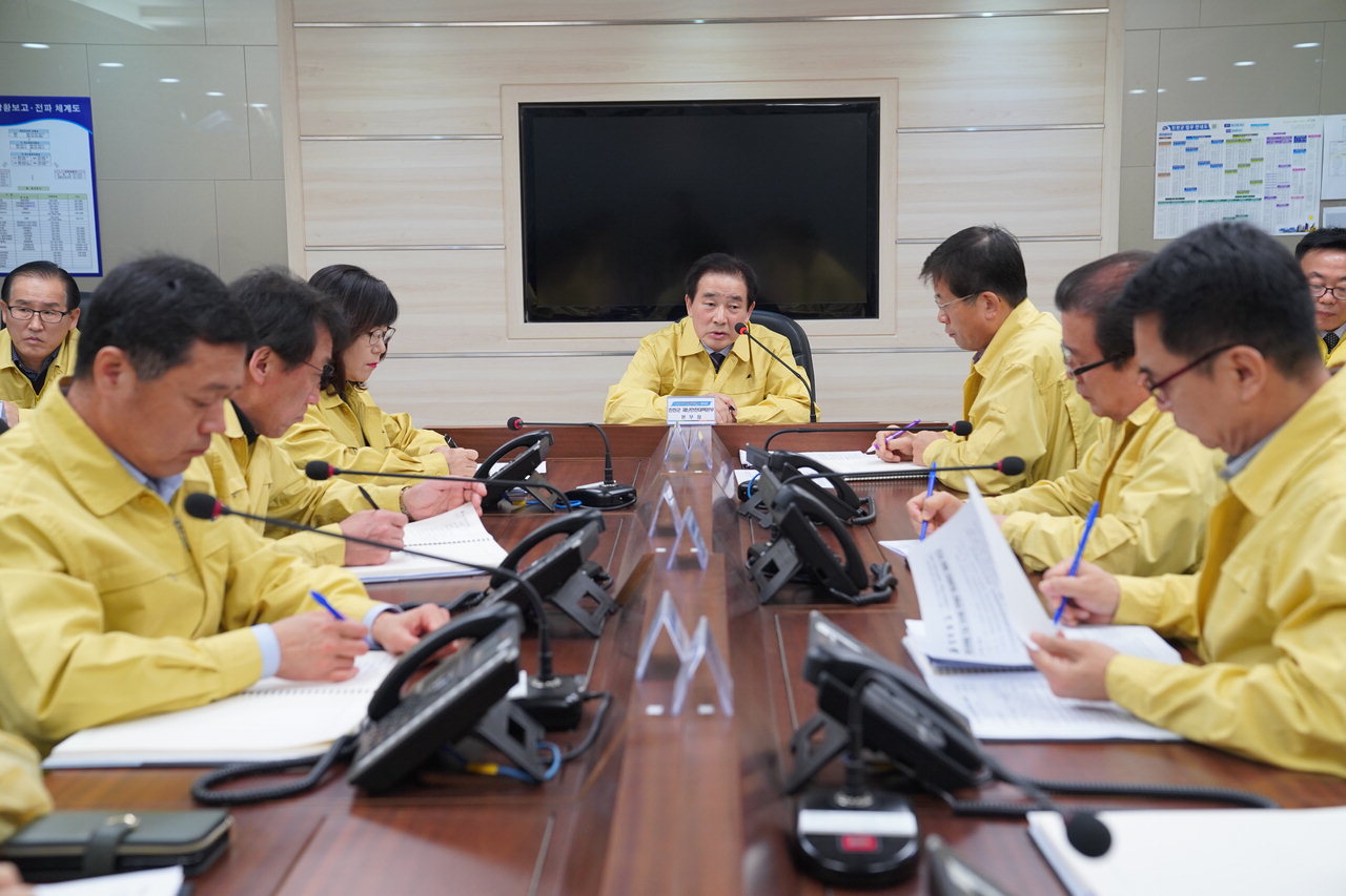 송기섭 진천군수는 21일고 22일 잇따라 코로나19 확산방지 긴급회의를 소집하고 맞춤형 대응 매뉴얼 마련에 나섰다. / 진천군 제공