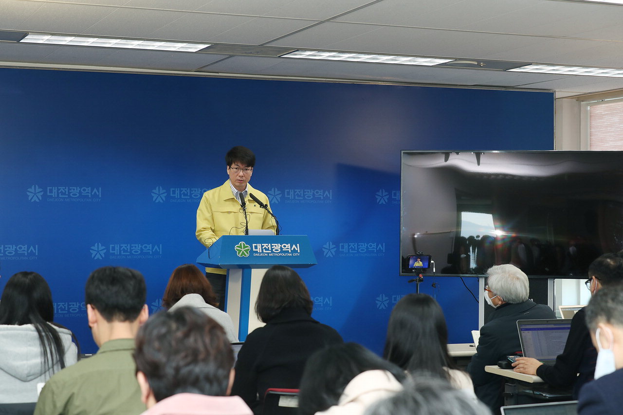 정윤기 행정부시장이 23일 오전 기자브리핑을 통해 세번째 코로나19 확진자 발생을 밝히고 있다.   / 대전시 제공