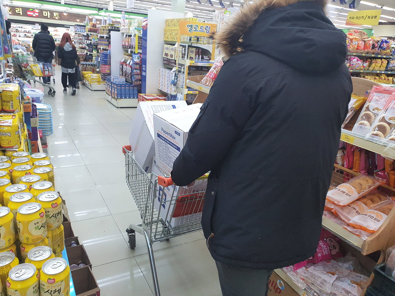 23일 청주시 청원구 운천동의 한 슈퍼마켓에는 시민들이 라면, 생수 등 생필품을 대량으로 구매하고 있었다. /이완종