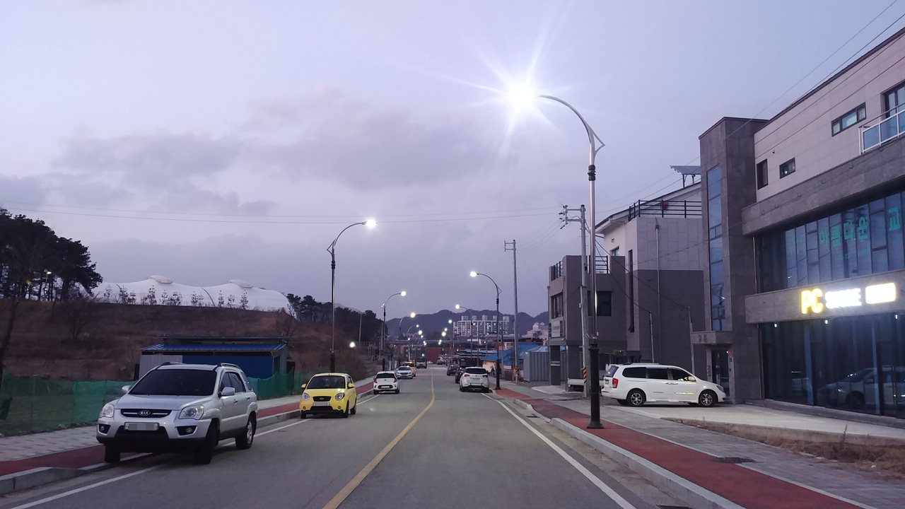 옥천읍 서대공원길 일원이 LED등 교체로 거리가 한층 밝아졌다. / 옥천군 제공