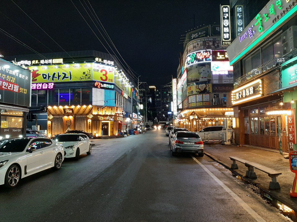 25일 밤 천안시 신방동 먹자골목. 평소 사람들로 넘치는 거리에 단 한 명도 보이지 않는다. / 유창림