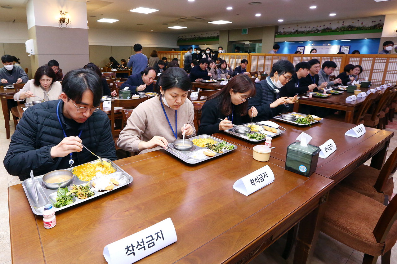 대전 유성구 직원들이 26일 구내식당에서 앞자리를 비우고 앉아 점심식사를 하고 있다. 구는 지난 24일부터 코로나19 확산 차단을 위해 점심시간을 4개 시간대로 나눠 직원들의 밀접 접촉을 최대한 억제하고 있다. / 유성구 제공