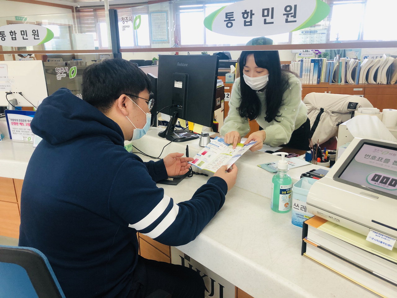청주시 서원구 사직2동 행정복지센터는 26일 방문 민원인들을 대상으로 '쓰레기 줄이기' 캠페인을 실시했다.