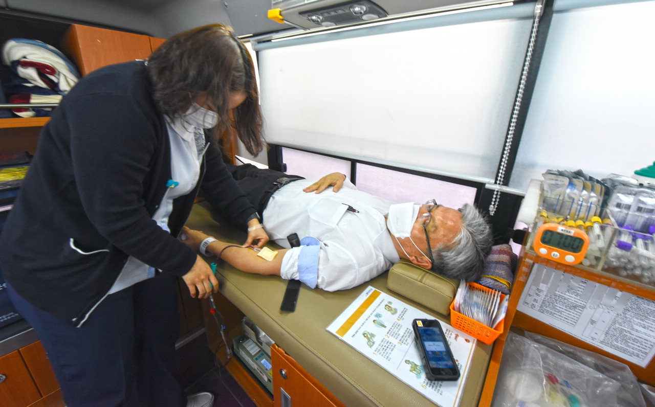 코로나19 확산으로 헌혈 수급에 비상이 걸린 가운데 27일 장선배 충북도의장이 의회 직원과 함께 사랑나눔 헌혈행사에 참여해 헌혈을 하고 있다. / 김용수