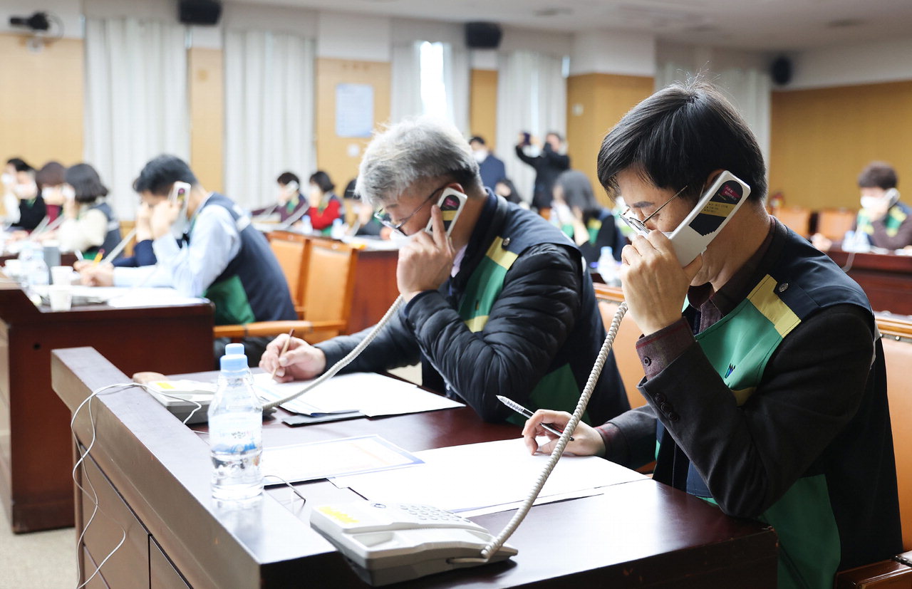 대전시 공무원들이 27일 전화로 관내 신천지 신도들의 코로나19 감염 여부에 대한 전수조사를 하고 있다. / 대전시 제공