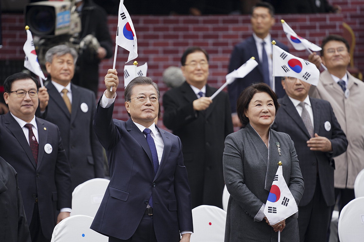 문재인 대통령(가운데)이 1일 3·1절 101주년 기념식이 열린 서울 배화여고에서 태극기를 흔들고 있다./ 청와대 제공