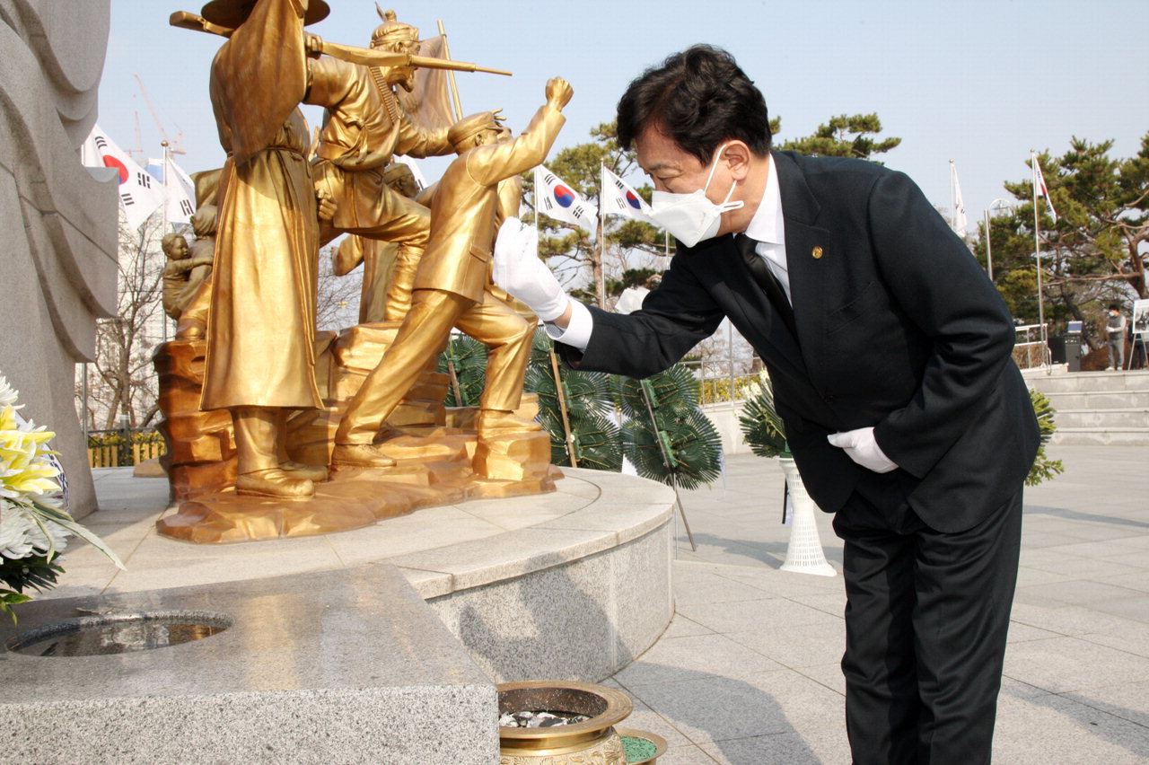 김병우 충북도교육감이 101주년 3·1절을 맞은 1일 충북 청주시 3·1공원 내 항일독립운동기념탑을 찾아 헌하하고 묵념했다.